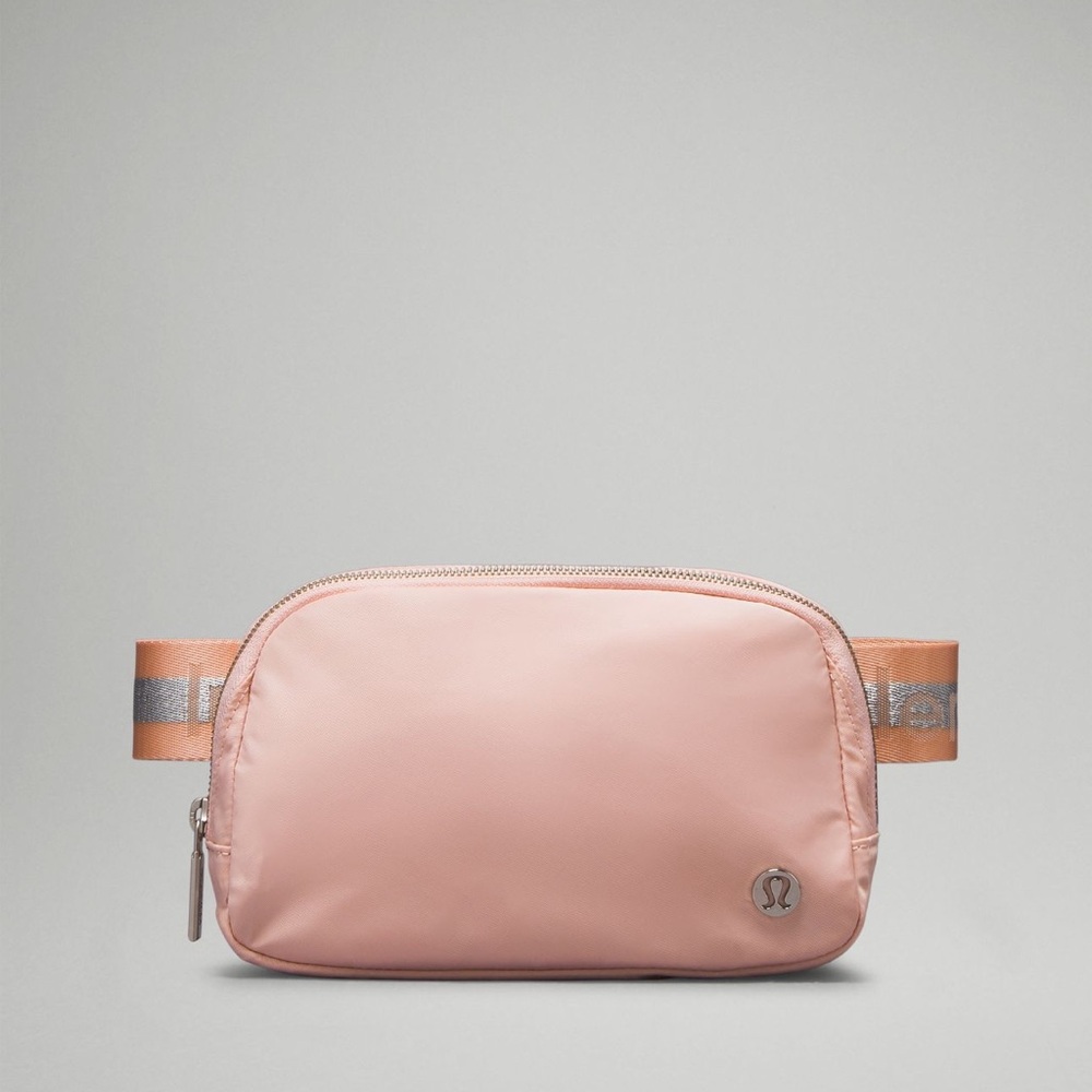 Lululemon Everywhere Belt Bag
1L Wordmark color Pink Mist/Silver/White opal